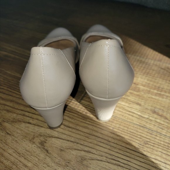 Naturalizer Beige Wedge - Picture 3 of 3